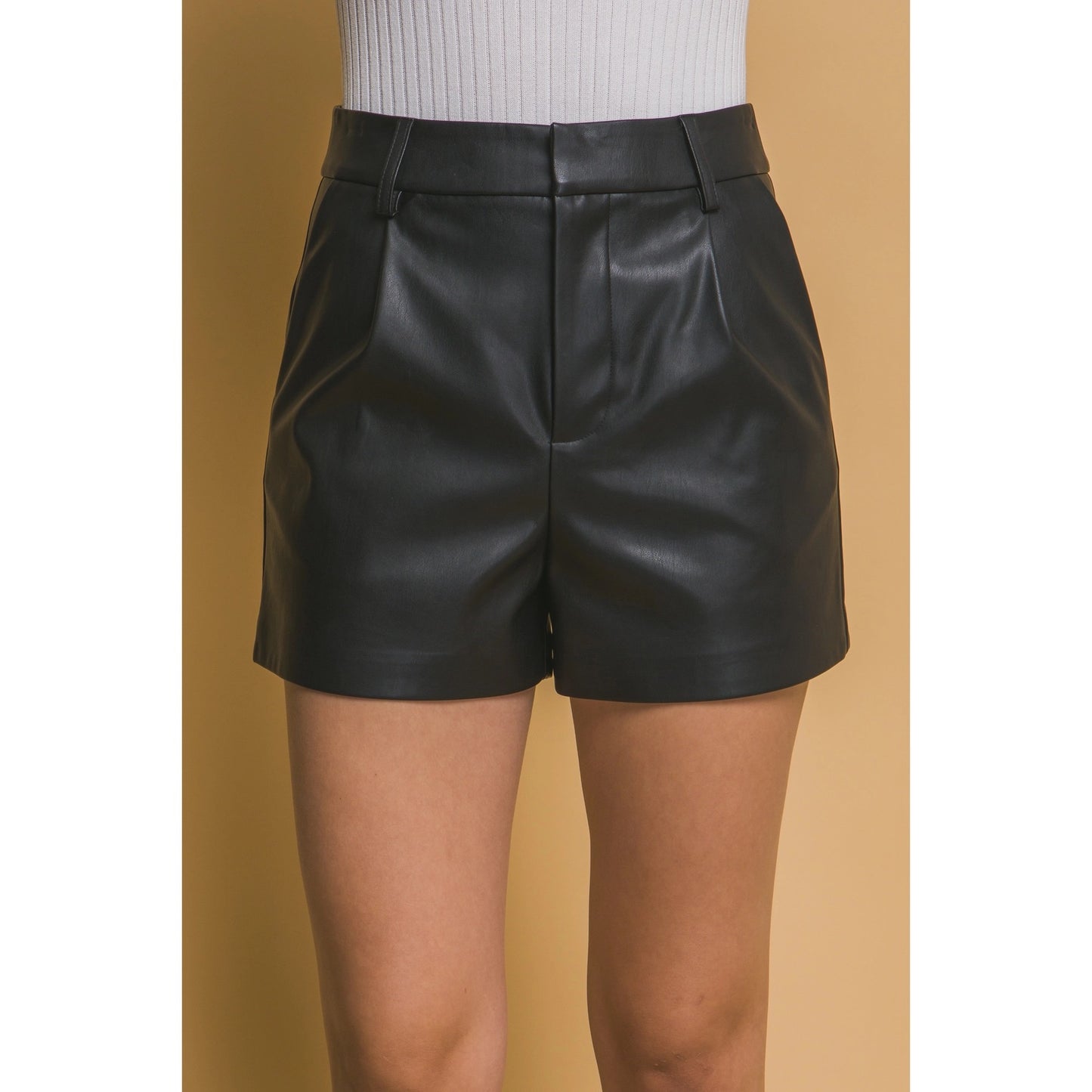 Pantalones cortos de piel sintética con cintura alta de Rachel